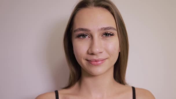 Μια Ευτυχισμένη Νεαρή Γυναίκα Ξανθά Πολύχρωμα Μαλλιά Βλεφαρίδες Και Ένα — Αρχείο Βίντεο
