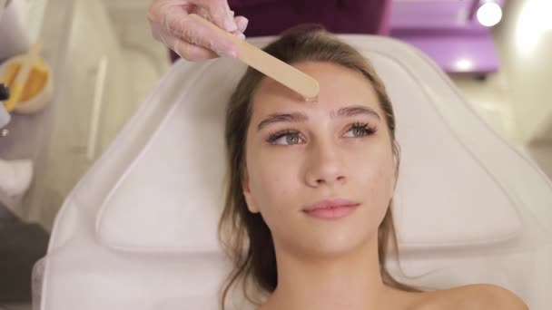 Uma Mulher Recebe Tratamento Facial Spa Com Foco Seu Cabelo — Vídeo de Stock