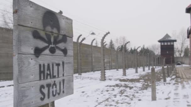 Todeszeichen Auf Einem Holzbrett Lager Auschwitz Winter Vor Schneebedecktem Hintergrund — Stockvideo