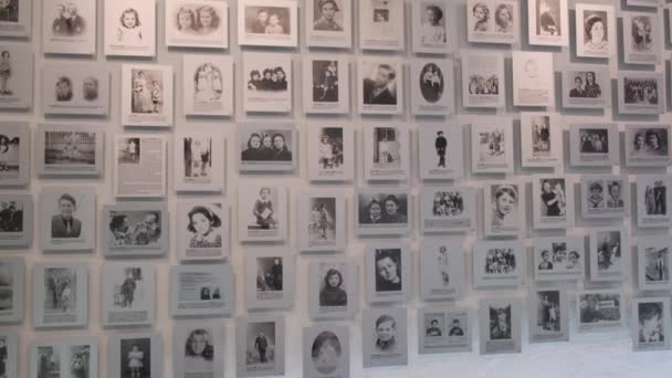 ポーランドのアウシュビッツ強制収容所の囚人の写真ギャラリー 数千人のユダヤ人捕虜が殺害された — ストック動画