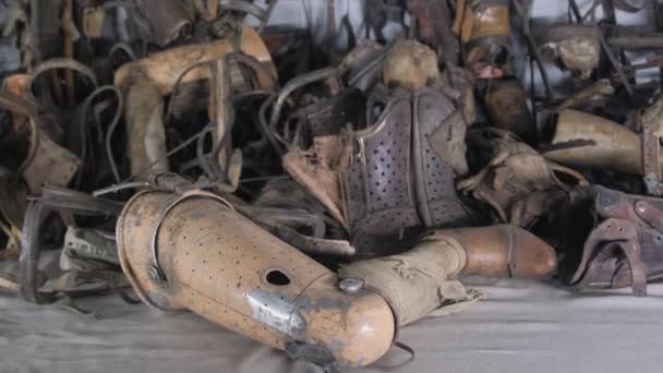 Staré Ukradené Dřevěné Protézy Koncentračním Táboře Osvětim Birkenau Polsko — Stock video