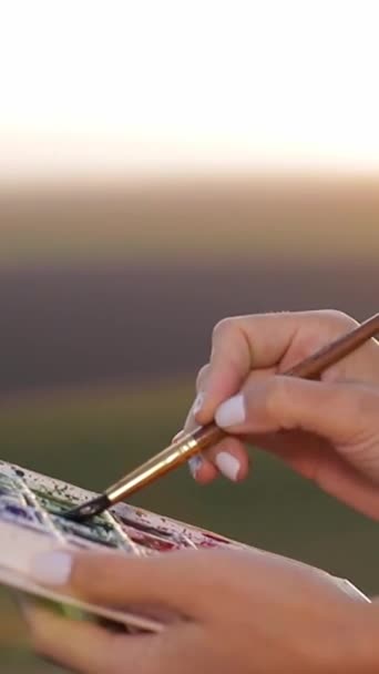 Recriação Arte Uma Pessoa Habilmente Empunha Pincel Usando Dedos Polegar — Vídeo de Stock