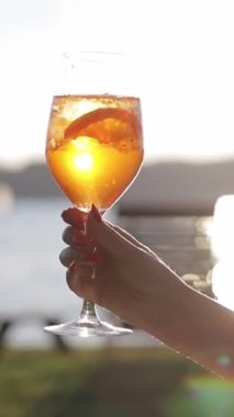 Kadın elinde bir bardak portakal suyu tutuyor. Bir çeşit sıvı içecek takımı..