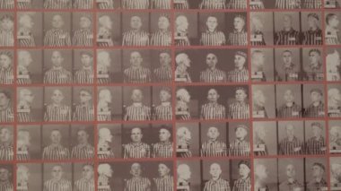 Auschwitz Müzesi 'ndeki tutsakların fotoğrafları. Nazilerin Yahudilere karşı korkunç zulümleri.