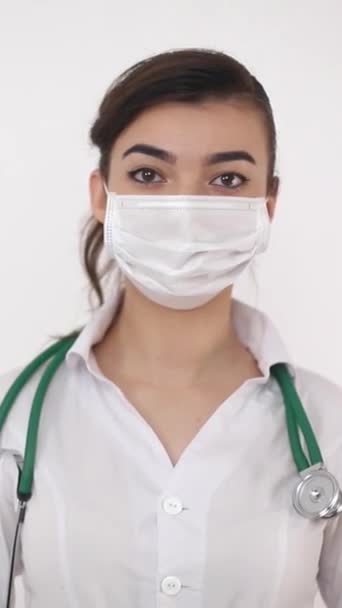 Una Doctora Con Una Sonrisa Cara Usa Equipo Protección Personal — Vídeo de stock