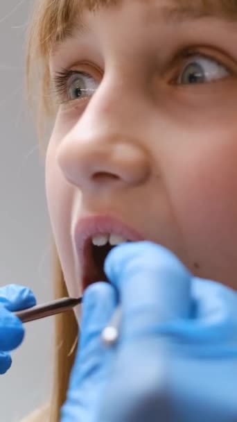 Una Bambina Felice Sta Facendo Esaminare Naso Guancia Bocca Ciglia — Video Stock