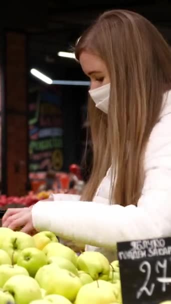 Femeie Blondă Mască Inspectează Mere Magazin Alimentar Local Concentrându Alimente — Videoclip de stoc
