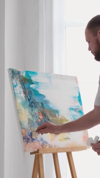 Une Personne Utilise Chevalet Table Pour Peindre Tableau Représentant Une — Video