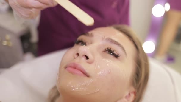 Uma Mulher Cabelos Pretos Está Recebendo Tratamento Facial Com Foco — Vídeo de Stock