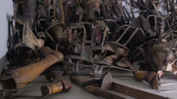 Birkenau Ölüm Kamplarında Insan Protez Uzuvları Polonya — Stok video