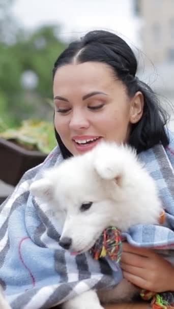 Счастливая Женщина Ухаживает Белым Щенком Принадлежащим Породе Собак Шпитц Завернутым — стоковое видео