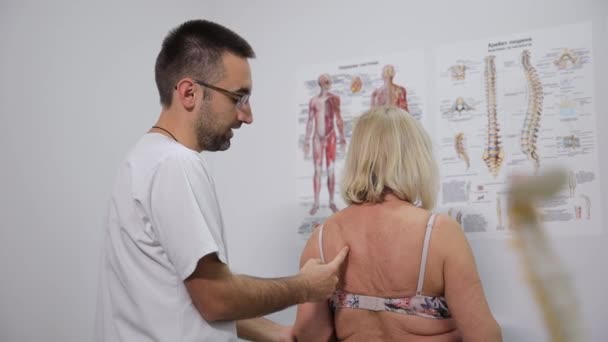 Medico Ortopedico Esamina Pazienti Nuovo Clinica Trattamento Della Deformità Spinale — Video Stock