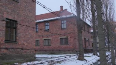 Auschwitz toplama kampında dikenli telli bir bina. Yahudilerin yok edildiği yer.
