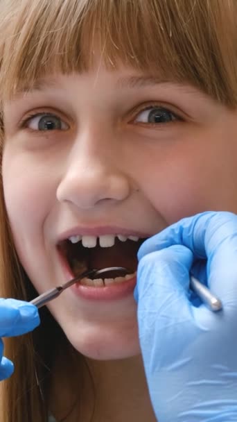 Mladá Dívka Chodí Zubaři Vyšetření Zubů Zatímco Zubař Kontroluje Ústa — Stock video