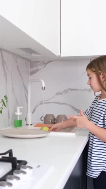 Малюк Прибирає Посуд Кухонній Мийці Будинку Оточений Будівельними Матеріалами Столом — стокове відео