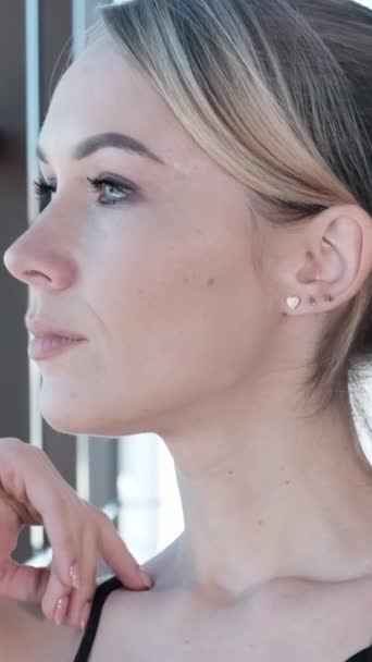 Bir Kadının Yüzünün Detaylı Bir Görüntüsü Elini Çenesinde Tutuyor Saç — Stok video