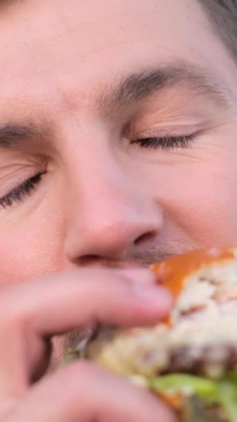 Homme Barbu Savoure Hamburger Les Yeux Fermés Goûtant Les Saveurs — Video