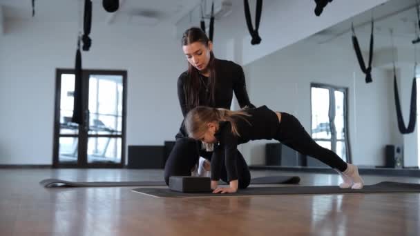 Szkolenie Akrobatki Trenerem Korytarzu Sporty Dla Dzieci Przygotowanie Zawodów Gimnastycznych — Wideo stockowe