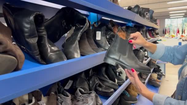 Primer Plano Las Manos Femeninas Hojeando Zapatos Usados Estante Tienda — Vídeos de Stock