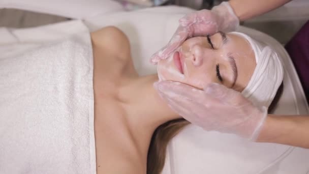Uma Mulher Está Recebendo Tratamento Facial Spa Com Foco Sua — Vídeo de Stock