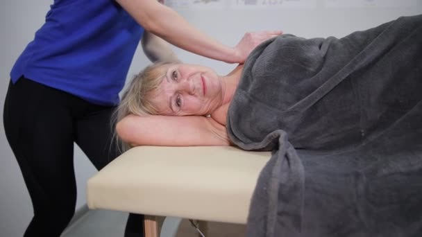 Kadın Bir Doktor Yaşlı Bir Kadın Için Terapi Masajı Yapıyor — Stok video