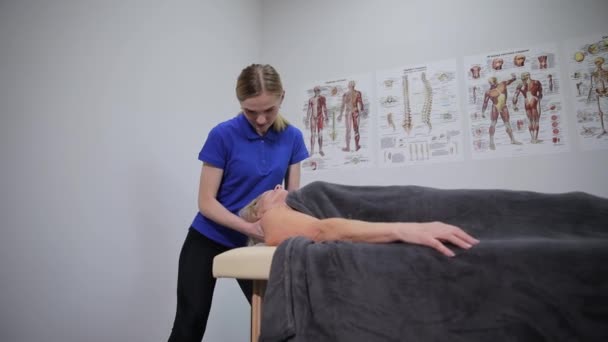 Una Sessione Massaggio Naturale Terapeuta Massaggia Muscoli Del Collo Una — Video Stock