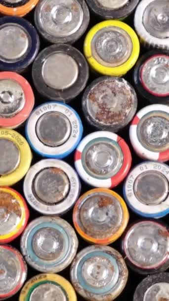 Stos Kolorowych Baterii Przypominających Lekkie Monety Reprezentujące Obsługę Pieniędzy Gotówki — Wideo stockowe