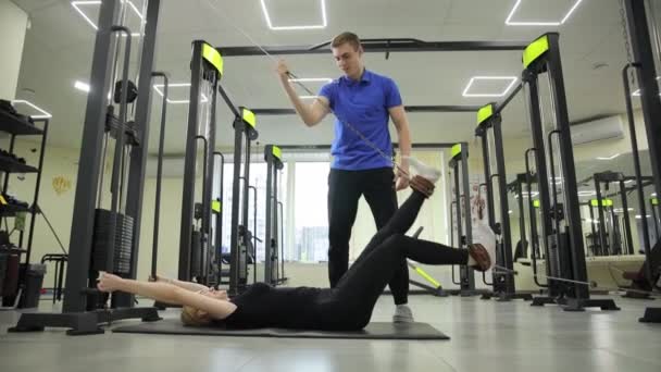 Klinikte Kadın Sporcuyu Geren Terapist Spor Fizyoterapi Konsepti Sporcuların Rehabilitasyonu — Stok video