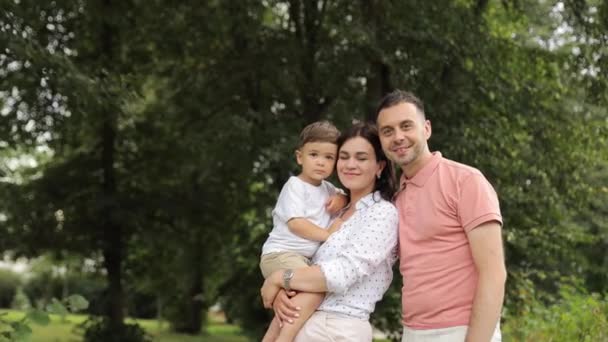 Uma Família Feliz Está Sorrindo Posando Para Uma Foto Belo — Vídeo de Stock