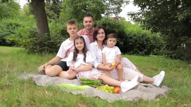 Happy Family Wearing Dresses Sitting Blanket Enjoying Picnic Amidst Nature — Stock Video