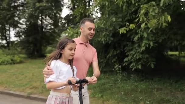 Homem Desgaste Formal Ensina Uma Menina Pequena Como Montar Uma — Vídeo de Stock