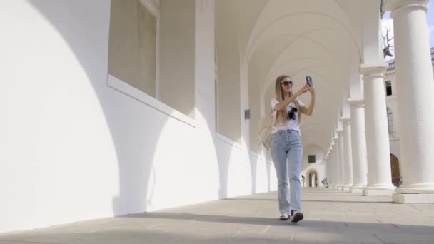 Una Donna Sta Scattando Selfie Corridoio Con Suo Telefono Mostrando — Video Stock