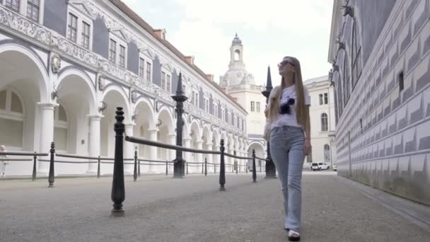 Женщина Путешествует Тротуару Окружённая Городскими Зданиями Смотрит Захватывающий Горизонт Идя — стоковое видео