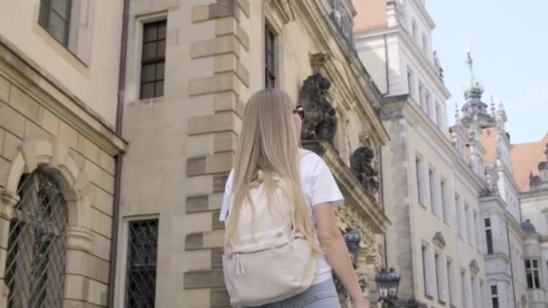 Μια Γυναίκα Περπατά Στο Δρόμο Της Πόλης Περνώντας Από Κτίρια — Αρχείο Βίντεο