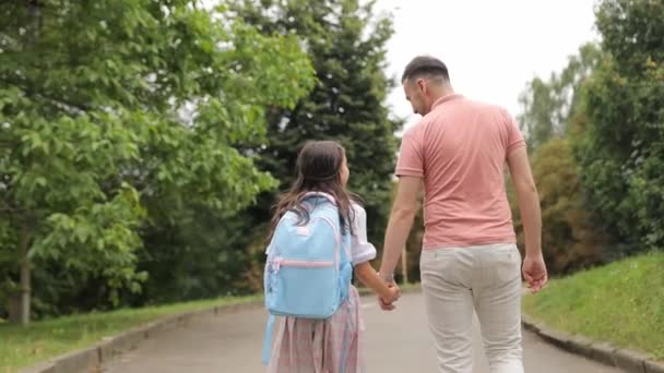 Muž Malá Holčička Užívají Klidného Cestování Cestě Ruku Ruce Obklopeni — Stock video