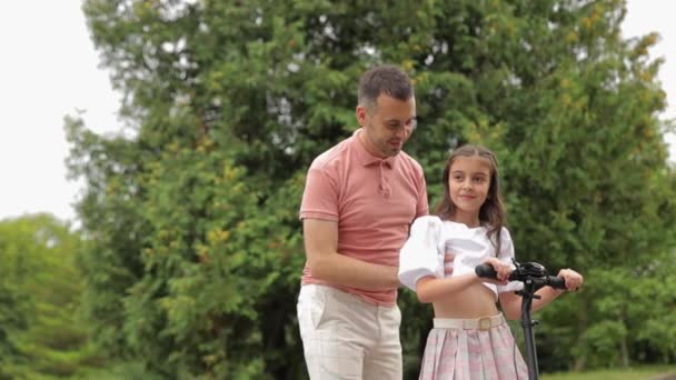 Vidám Esemény Zajlott Parkban Amikor Egy Férfi Megtanított Egy Kislányt — Stock videók