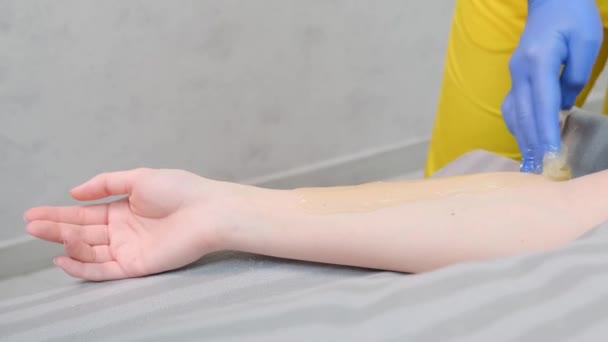 Närbild Någons Arm Som Genomgår Vaxning Med Fokus Underarm Handled — Stockvideo
