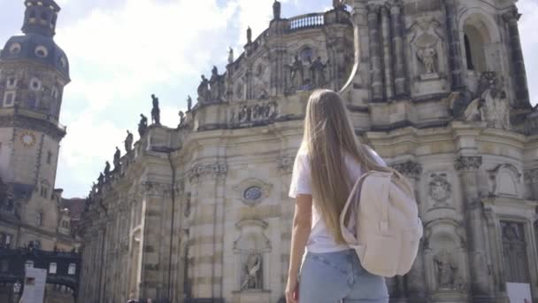 건축물의 걸작을 바라보는 배낭을 여행자 복잡한 외관을 스카이라인 — 비디오
