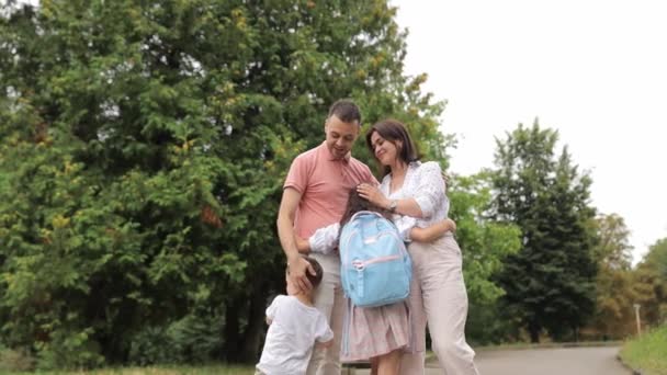Tatăl Mama Întâlnesc Copiii Școală — Videoclip de stoc