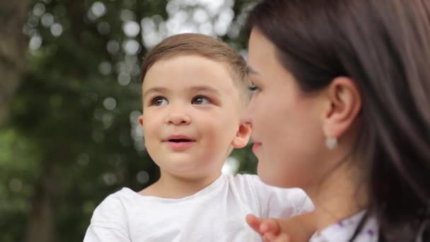 Μια Χαρούμενη Γυναίκα Κρατά Χαμογελαστό Μωρό Της Ξανθά Μαλλιά Τους — Αρχείο Βίντεο