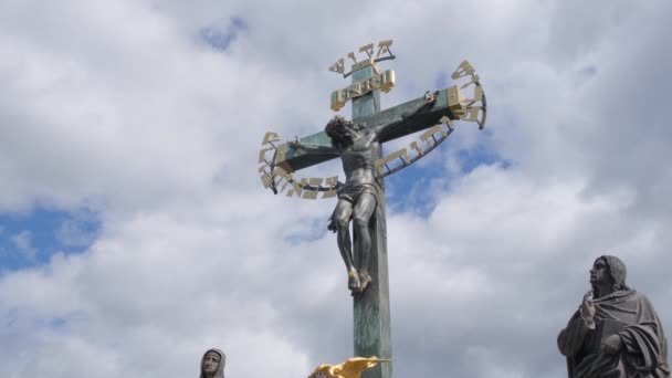 Релігійна Скульптура Зображує Ісуса Хресті Небі Символізує Віру Жертву — стокове відео
