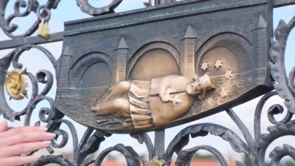 建物のファサードは 芸術的な金属工芸品を展示し 彫像の男で飾られた中世の錬鉄の塀を特徴としています — ストック動画