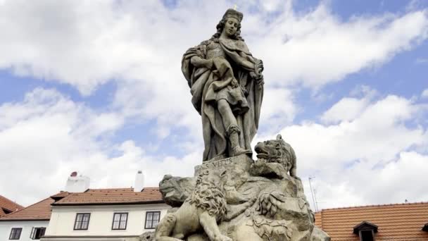 Скульптура Чоловіка Тримає Дитину Лева Скелі Стоїть Єдесталі Змішуючи Мистецтво — стокове відео