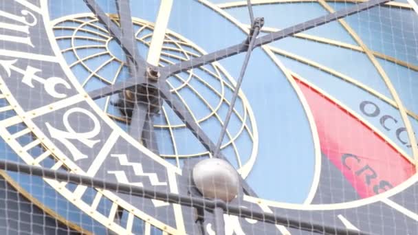 조디악 기호가있는 시계의 클로즈업 하늘에 나무와 비슷한 패턴을 만드는 — 비디오