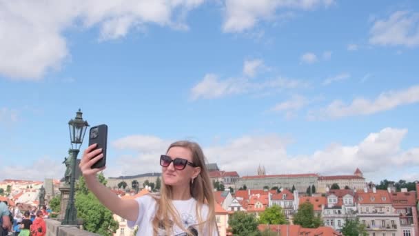 Uma Mulher Está Capturando Uma Selfie Uma Ponte Com Óculos — Vídeo de Stock