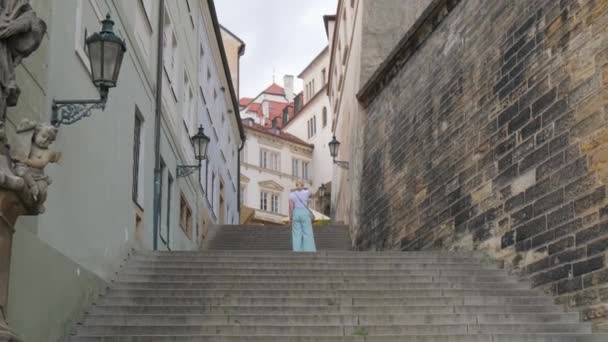 Bir Kadın Dar Bir Sokakta Merdivenlerden Iniyor Binalarla Çevrili Yol — Stok video
