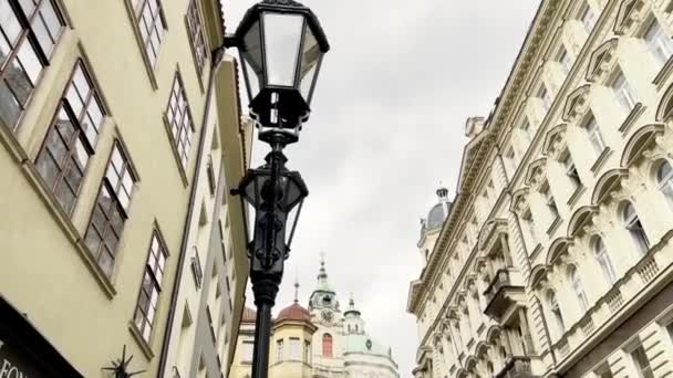 Światło Ulicy Stoi Pośród Budynków Rzucając Swój Blask Miejską Fasadę — Wideo stockowe