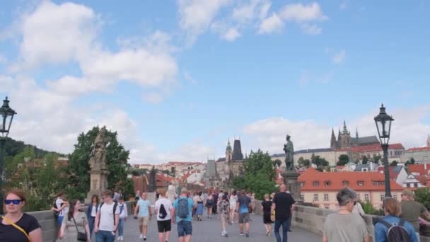 Група Пішоходів Подорожує Міським Мостом Під Хмарним Небом Оточеним Високими — стокове відео