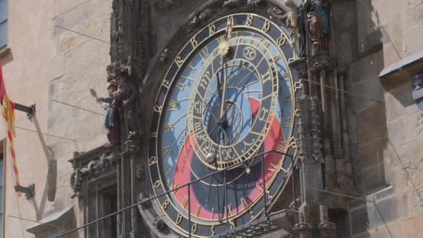 Una Impresionante Torre Del Reloj Con Una Hermosa Fuente Muestra — Vídeos de Stock