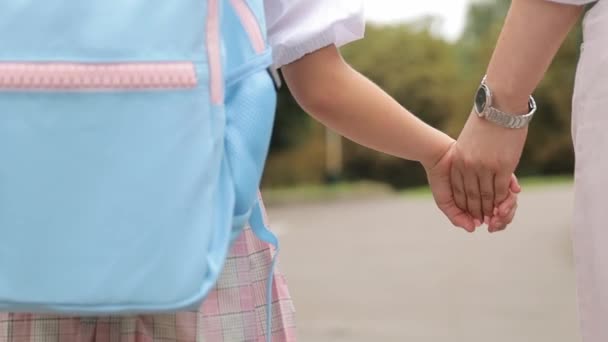 Kobieta Delikatnie Trzyma Dziecko Rękę Gdy Idzie Ulicą Razem — Wideo stockowe